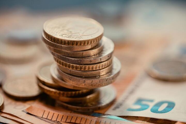 Why Savings Interest Rates Rise and Fall, Explained Simply